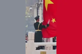 全程燃爆！训练有素、干净利索、一气呵成的收旗动作背后得付出多少汗水！致敬！#国旗护卫队 #中国军人视频封面