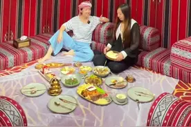 原来在阿拉伯吃饭是要席地而坐下手抓呀～涨知识了～#fun天津 #阿拉伯 #异域风情 #美食视频封面