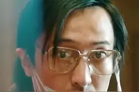 王传君都有娃了？媒体拍到王传君、齐溪带孩子现身长沙机场，一家三口画面十分温馨。这是去探班妈妈吗？视频封面