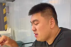 不仅对我好，对我的家人更好，弟弟认真听老公分析，我就吃，一个烤一个夹~~❤️ @泉州朴奈恩视频封面