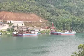 巴马至马山、都安方的高速路上大化服务区有美景。视频封面