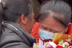 “以手换命”女英雄冉体兰出院回家！与抱着鲜花等待她的被救孩子妈妈相拥而泣❤️视频封面
