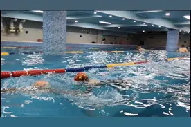 6岁的小淘气鬼游不过小兄弟，竞下暗手扒人家泳裤😅视频封面