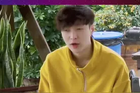 #张艺兴 小时候参加节目被妈妈推着去跟何炅合影 何老师好温柔哦～视频封面