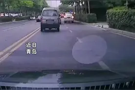 面包车行驶途中，车轱辘突然掉了！视频封面