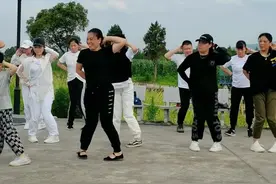 #全民健身 #田间地头就是我的舞台 #跟着小英夫妻舞蹈嗨起来 视频封面