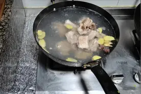 红烧排骨，现把排骨放在冷水里泡一个小时在放上点面粉抓抓洗净视频封面