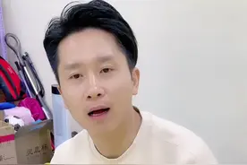 既然徒弟想看，那我就挑战一下脚踢开瓶，心疼我新买的衣服和鞋😂#全网最帅开瓶猫 #脚踢啤酒视频封面