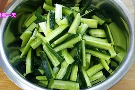 腌黄瓜40年的方法，酱香开胃清脆爽口，做法和配料讲解细致，一看就会视频封面