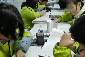 高一的学子为会考的学生腾让考场，自己们借用在餐厅里学习。加油视频封面