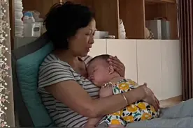 有种“变脸”叫隔代亲。你亲爸妈可能上1秒看见你表情凝固，下1秒看见孙子孙女“多云转晴”😂我好酸🍋#隔代亲视频封面