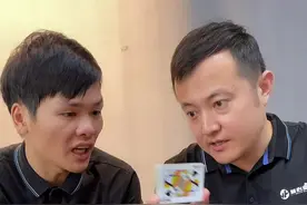 空中抓4A！哈哈哈！#魔术教学 #搞笑