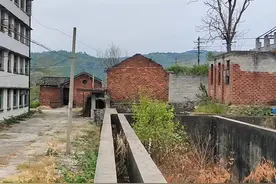 黄阳司氮肥厂，无数网友私信我，终于在湘江边找到。它像一个风烛残年的老人，已经被时代和世人彻底遗忘。短短50年，世事沧桑，从几万人的国营大厂，变成如今荒无人烟。谁还记得当年厂区里一应俱全的篮球场，电影院，游泳池，卫生院和多少世人羡慕的目光，以及厂区“国家粮”工人自豪神气的表情，产值撑起了半个冷水滩，养活了整个火车站。之后十年不到，迅速垮败，黄阳司从全省百强镇跌入尘埃。拍摄不易，了解这段历史的评论区留言吧。