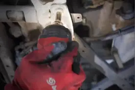 奥迪Q5更换变速箱油 不管8AT还是双离合 建议两年六万更换一次视频封面