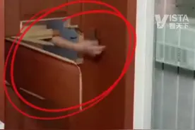 10月14日，网曝#陌生男子半夜破门闯入邻居家，警方：正抓捕。视频封面