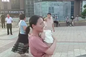 妈妈抱着宝宝跳广场舞，依然动作娴熟节奏感十足，网友:哄娃跳舞两不误 #宝妈带娃跳舞 #带娃嗨起来 #生活需要节奏感视频封面
