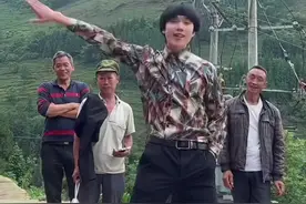 小虎队爱手势舞上集，下集敬请期待，刚学的，不要嫌弃我哟#dou来跳舞