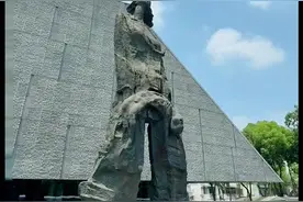 南京大屠杀遇难同胞纪念馆约满了怎么办？ 1.已添加联系人不要随意删除，删除72小时内不得操作。  2.14岁以下要约亲子票。  3.优待预约人群65周岁(含)以上老年人，残疾人，现役军人，退役军人，烈士遗属、因公牺牲军人遗属、病故军人遗属，消防救援人员，献血荣誉证持有者，医务人。 南京大屠杀遇难同胞纪念馆 南京大屠杀遇难者纪念馆预约教程 南京大屠杀遇难者纪念馆怎么预约 南京门票预约南京大屠杀遇难者纪念馆预约 #南京大屠杀 #南京大屠杀遇难同胞纪念馆 #侵华日军南京大屠杀遇难同胞纪念馆 #南京纪念馆预约不上怎么办