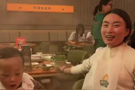 朋友外出聚餐吃火锅，女子直接把隔壁桌剩菜端走开涮：节约粮食，朋友们都没嫌弃，反而觉得很有意义（来源：@玉儿宝贝 ）#火锅 #一起吃火锅 #河南dou知道 #媒体精选计划视频封面