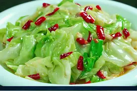 炒包菜有人焯水有人直接下锅炒，难怪不好吃，教你一招，清脆爽口