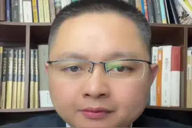 河北邯郸初中生被害案一审宣判 河北邯郸初中生被害案一审宣判，马某某被判不予刑事处罚是否过轻？邯郸3名初中生杀人埋尸案宣判。知情不报是否构成犯罪？一般情况下知情不报不构成犯罪。马某某在目睹实施杀人时，即离开现场，在法律上属于知情不报，一般情况下，知情不举是不构成犯罪，对于马某某在目睹知情杀害被害人的情况下，随后帮助毁灭被害人的手机卡，对于事后帮助毁灭手机卡是否构成帮助毁灭证据罪呢，由于案发时，某某也未满16周岁，所以不构成帮助毁灭伪造证据罪。#河北邯郸初中生 #河北邯郸初中生事件 #邯郸初中生被害案进展 #知情不报 #知情不举视频封面