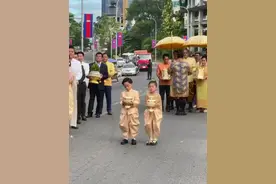 柬埔寨婚仪式流程多，会从早上持续到晚上。嘉宾们一般早上四五点就要起床出门参加婚礼了。一大早，送新郎上门的童男童女也是困的不要不要的。 #柬埔寨婚礼