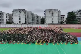 今天军训结束，明天在家休息一天，后天正式开学。。。