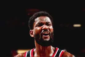 我滴个乖乖！疯抢23个篮板的顿宝，一不小心创下生涯新高！#艾顿23篮板创生涯新高 #nba新赛季2023视频封面