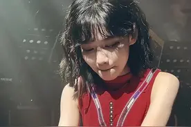 一首歌最怕忽然听懂了，那些年只是觉着好听，如今听着听着泪流满面 ~#爱很简单 #音乐 #伤感音乐 #音乐分享