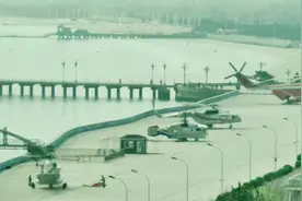 山东烟台塔山发生山火，直升机队往返加油飞赴火场扑灭残余火。