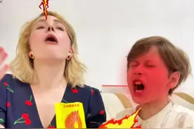 当老外第一次尝试吃中国辣条会是什么反应#妈呀太香了 #美食 #辣条#老外吃辣条#中国美食征服外国人视频封面