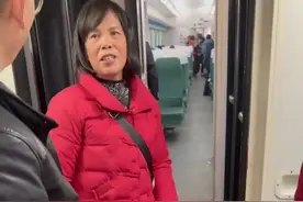 感受跨省卖菜 人间烟火的气息.感受从湖南怀化坐公益火车到贵州铜仁卖菜..#中巴友谊 #正能量