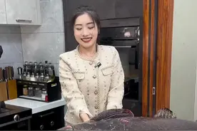 做一条130斤的龙趸鱼请海鲜店老板品尝.