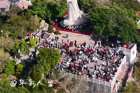 今天的湄洲岛，还是人潮涌动，热闹的很。#航拍 #莆田游玩景点推荐 #湄洲岛游玩攻略 #蓝天白云晴空万里 #旅行视频封面