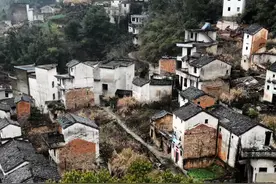 在徽州发现一座神秘的高山古村落，有着近400栋房子却不知为何变成了无人村，700多年的历史繁衍了上千口人，竟然整体搬迁到了异地，这就是歙县的金竹岭村#徽州#皖南#无人村 #徽派建筑#金竹岭 @创作灵感小助手