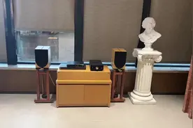 #电唱机、录音机、CD，黑胶唱片，磁带，光盘。安静一隅