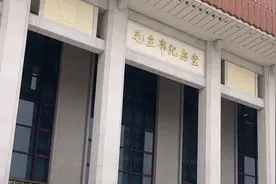 去毛主席纪念堂和天安门城楼真的是最严的，全身检查加刷身份证