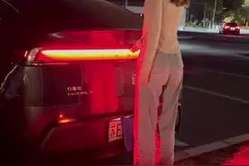 在特斯拉上睡一晚是什么体验？顺便看一下焕新modelY上开空调过夜，一晚上真实的耗电量是多少！#特斯拉 #焕新版modely #modely #特斯拉露营 #特斯拉自驾游视频封面