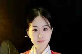 襻膊（pàn bó）宋 代的一种挂在颈项间，用来搂起衣袖方便操作的工具。 视频配图为南宋刘松年 《撵茶图》 出处 沈从文 《中国古代服饰研究·宋百马图中马夫》：“ 宋 人记厨娘事，就提及当时见过大场面的厨娘，用银索襻膊进行烹调。可知它是 宋 代劳动人民为便于操作而发明的通用工具。特种的才用银练索，一般大致不外丝麻作成。”