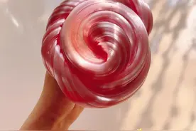 实现玩泥自由，这么大一罐液态玻璃，炸炮好像新年的鞭炮弹力球 #我的玩具分享 #玩泥主播 #史莱姆 #液态玻璃