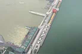 面对不断上涨的水位，丹江口大坝犹如定海神针，牢牢锁住来势凶猛的洪水猛兽，为下游人民撑起一片安宁的天空。#丹江口 #丹江口大坝