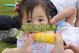 出生就没有双臂的女孩活出超凡自信#国外生活 #记录真实生活视频封面