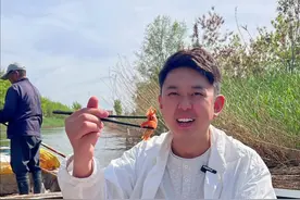 在淄博乡村小镇坐着小木船鱼鹰捉鱼吃饭 开车2小时来桓台就为了吃这口湖边小镇上的嘎牙鲤鱼炒鱼杂，还有一口酥香的篱笆爪子虾，淋炸鲫鱼，小鱼面子椒，五一的夏天淄博水乡的惬意感太美太解馋了#乡村味道 #在淄博感受人间烟火气 #五一去哪儿 #苍蝇馆子 #吃鱼视频封面