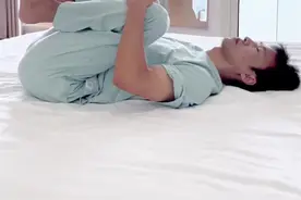 女性睡前练习4个瑜伽动作，让你睡的好，坚持练习越练越年轻#床上瑜伽 #居家锻炼 #睡前瑜伽 #睡眠#0基础学瑜伽视频封面