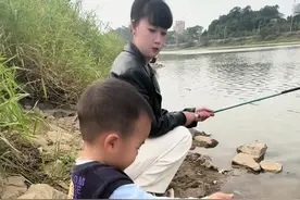 米粥妈妈说这一招也不管用啊，咋她丢下去钓来个袜子#原来钓鱼才是抖音运动顶流 #钓鱼 #我是小米粥啊