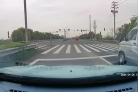 左转灯在维修，直行灯绿色过去会被扣分吗视频封面