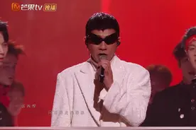 #声生不息  #陈小春乱世巨星开场  一首《乱世巨星》，陈小春道尽江湖风云。激励着听众在生活中勇于追寻梦想的追求。#声生不息大湾区季收官