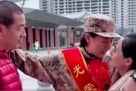 #女兵入伍 #一身戎装一生荣光  女孩一身戎装，光荣入伍，保家卫国。含泪和父母告别视频封面