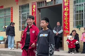 夜漫长 这父子俩好火啊，跳的太有默契了#夜漫长 #曳步舞 #舞台无处不在 #内容启发搜索 #父子日常