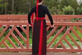 虽然只有一个人跳！但是也要跳出多人的气势！你跳出来了吗！😊完整版《霸王别姬》响扇舞！谢谢大家的喜欢！#零基础学舞 #户外舞蹈 #原创 #一起来跳吧 #我爱跳舞💃